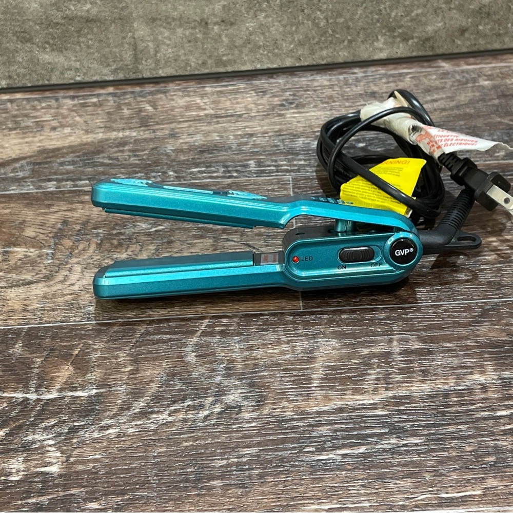 GVP mini 1.5 inch ceramic straightener travel size